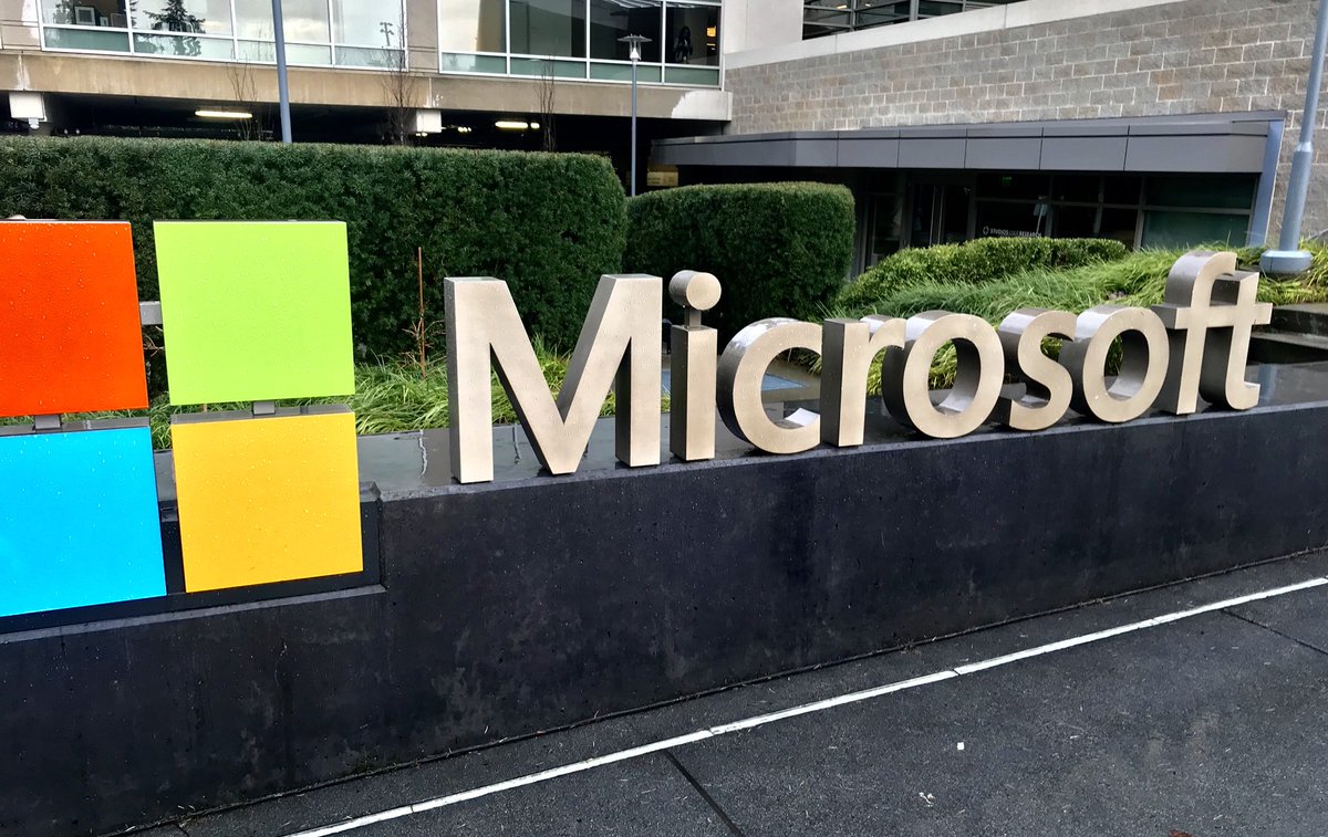lorenzobiancia's tweet photo. We are in the #future! #HoloLens e #VirtualReality nella sede futuristica di #Microsoft @Seattle #MicrosoftHome https://t.co/MlF8GA6VtL