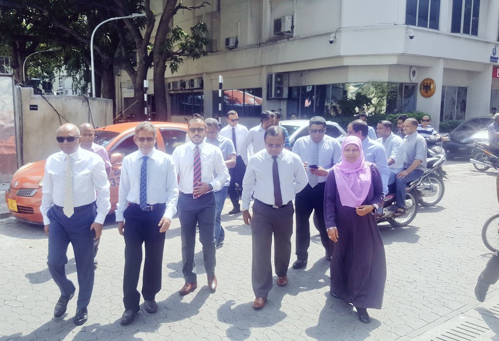 mrsays_'s tweet image. 12 memberunge gondeege massalaaiga Supreme Court ge fandiyaarunnaai badhdhalu kurumashaai adhi hushahalhaafai vaa sitee thakuge javaabu hoadhumah  MP's  Supreme Court ah Vadhevadaigenfi.
#Live