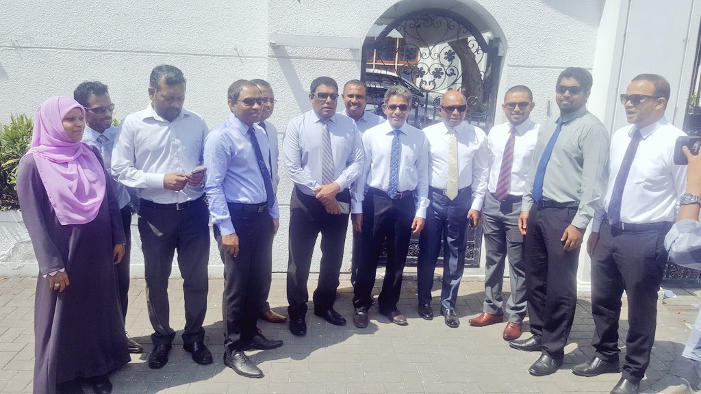 mrsays_'s tweet image. 12 memberunge gondeege massalaaiga Supreme Court ge fandiyaarunnaai badhdhalu kurumashaai adhi hushahalhaafai vaa sitee thakuge javaabu hoadhumah  MP's  Supreme Court ah Vadhevadaigenfi.
#Live