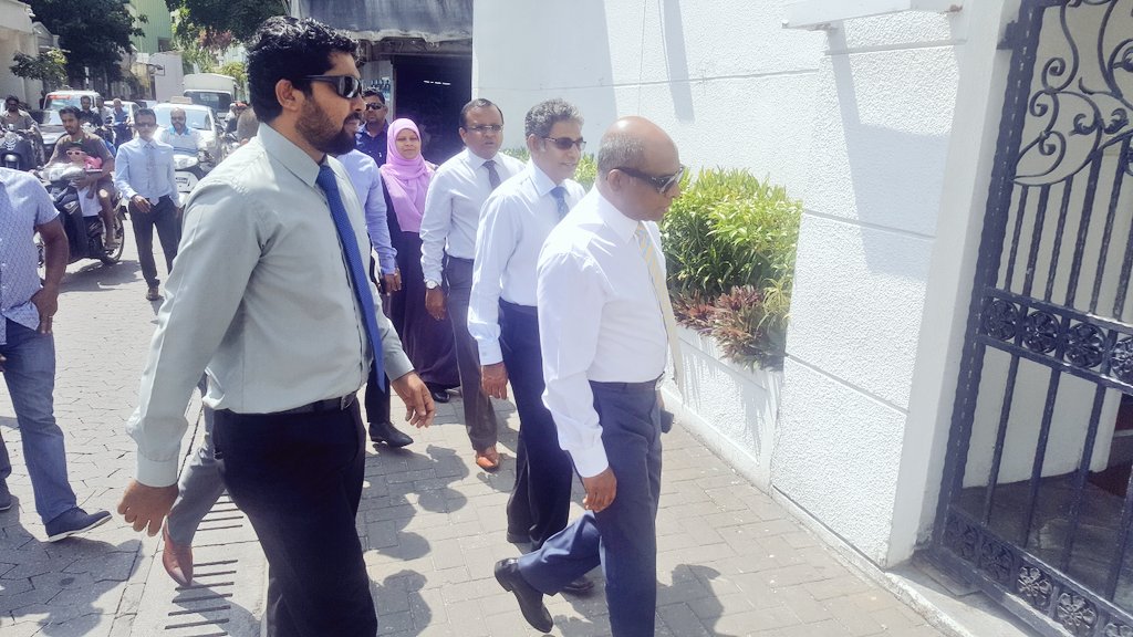 mrsays_'s tweet image. 12 memberunge gondeege massalaaiga Supreme Court ge fandiyaarunnaai badhdhalu kurumashaai adhi hushahalhaafai vaa sitee thakuge javaabu hoadhumah  MP's  Supreme Court ah Vadhevadaigenfi.
#Live