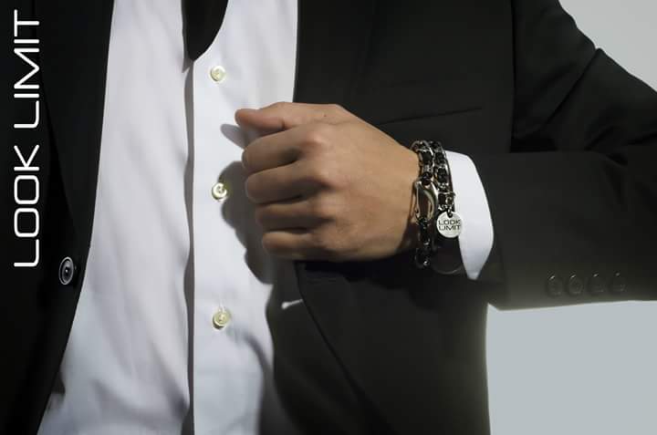 LookLimit's tweet photo. DENVER BLACK BRACELET
HYPNOTIC COLLECTION!
LOOK LIMIT By Nika Stone
#modahombre #elegantlook #newcollection #hypnoticcollection #tendencia #sophisticated #glamour #DIY #style #unique #manjewelry https://t.co/grIA1npN4S