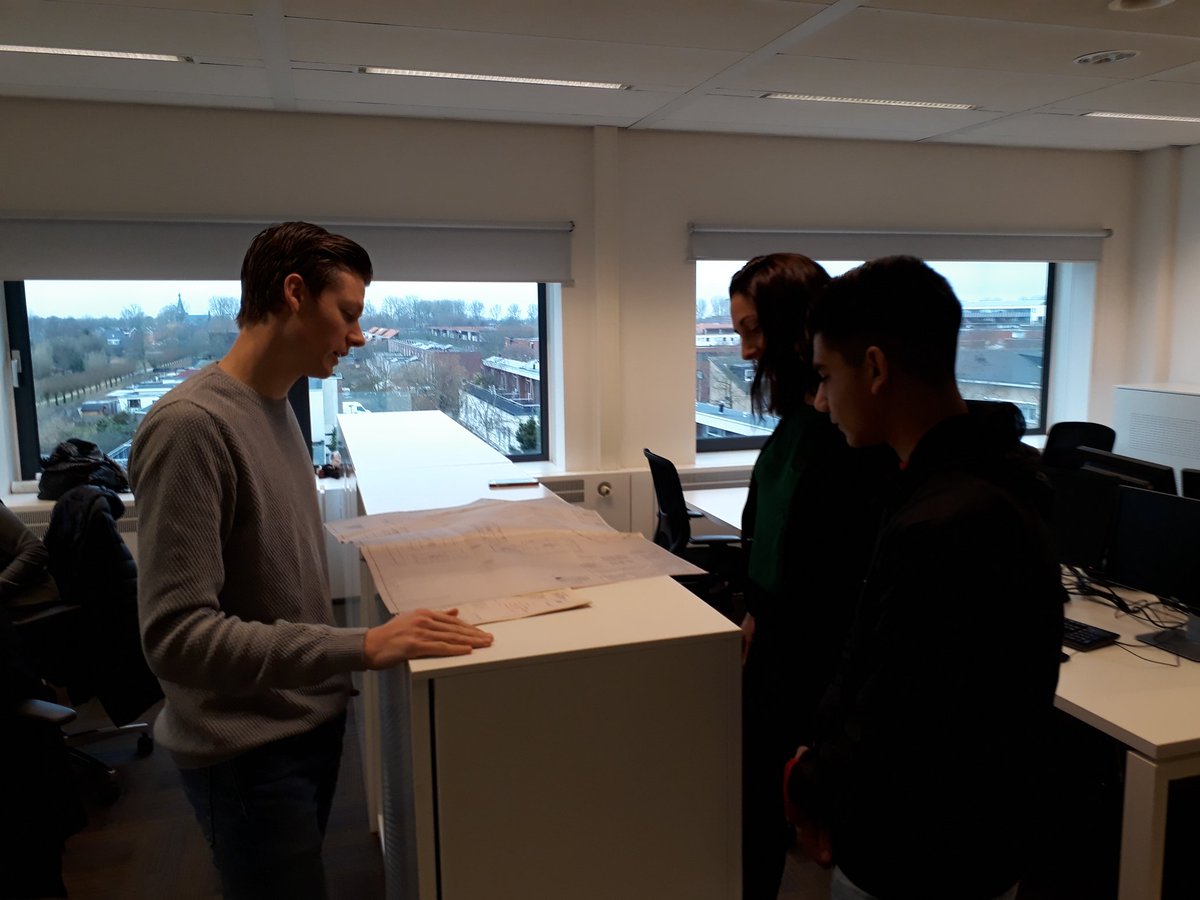 Ymere's tweet photo. Collega's leggen Norayr uit hoe ze oude plattegronden digitaliseren. #jinc #baasvanmorgen https://t.co/Ku27wOkxb3