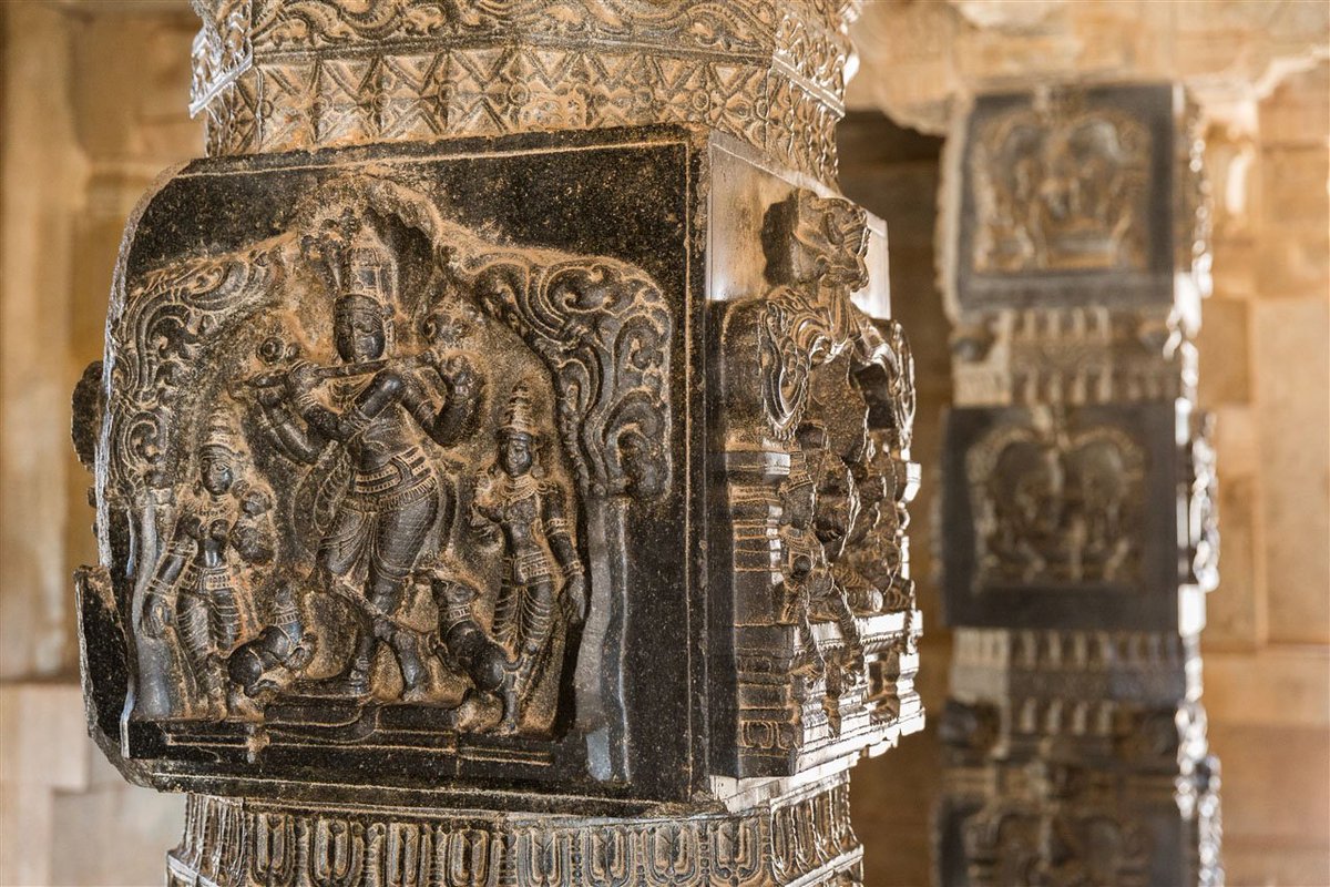 OnlineMythIndia's tweet photo. via @wiavastukala Close-up view of a pillar from Hazar Rama Temple
Note perfect facing and orthogonal faces of pillar.
Materials was never a concern for ancient Indians when it came to carving, be it granite or Terracotta or limestone. #OU4993 https://t.co/APvNWWqPSM