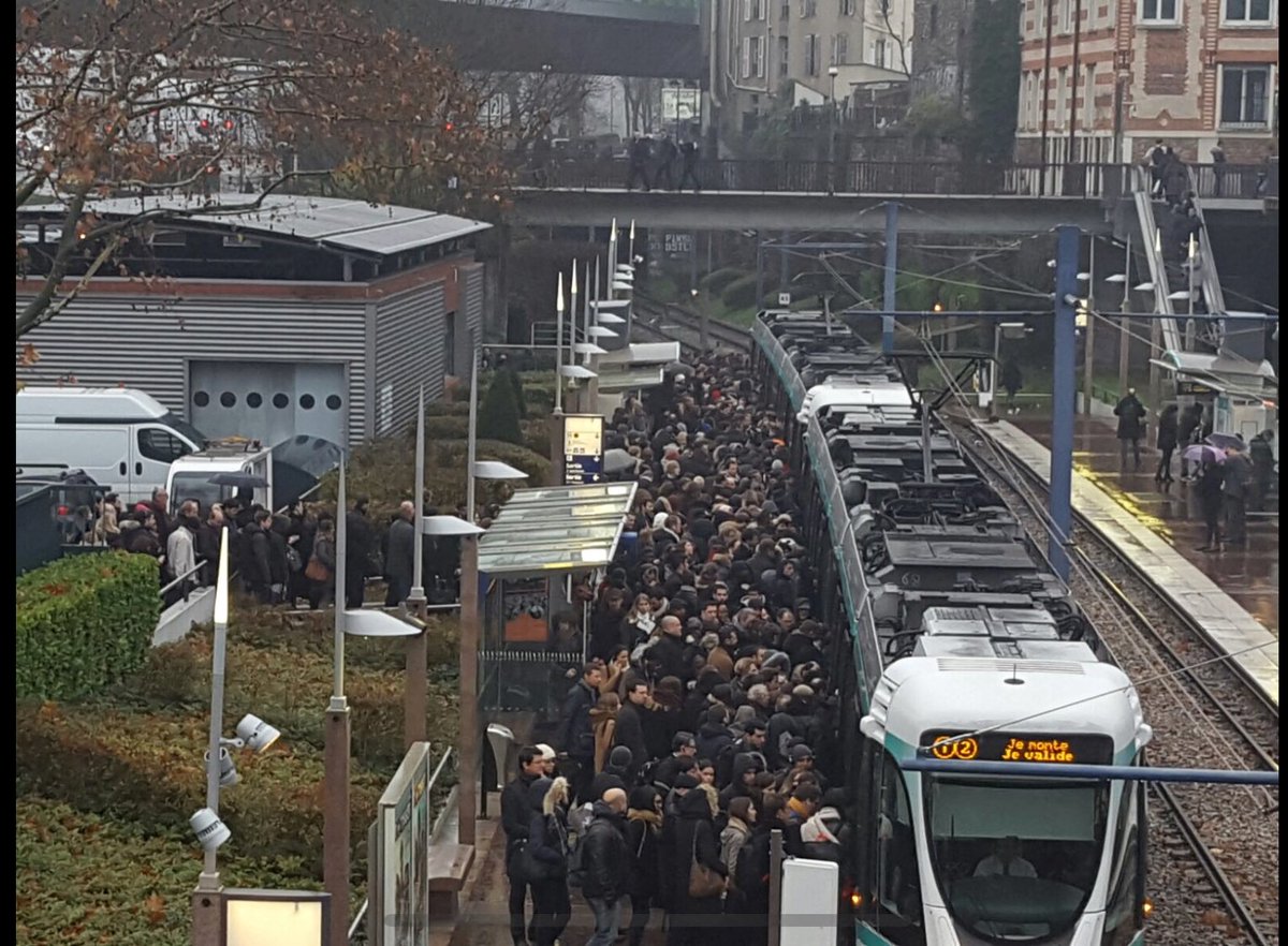Plusdetrams's tweet image. Le tram T2 déborde de monde, nous demandons un plan d’urgence.

Notre courrier à @GroupeRATP et @IDFmobilites est ici :  facebook.com/Plusdetrains/p…