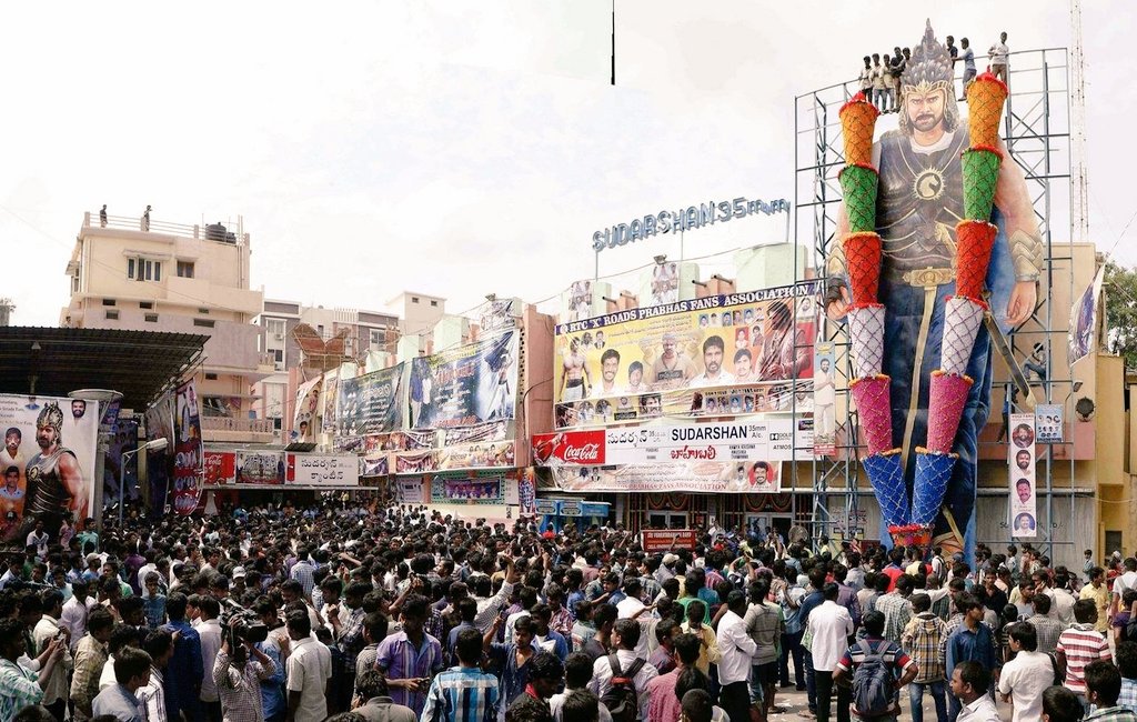 PrabhasAddict__'s tweet photo. RTC  X-roads lo  #Prabhas  cinema la ki  jarige  Hungama  &amp;

Aah  Cut-out  ki  pade  Dhandalu 
 /.\  /.\   🙏
 
NAWAB   #Prabhas   /.\  😎 https://t.co/naWNsF2wcb