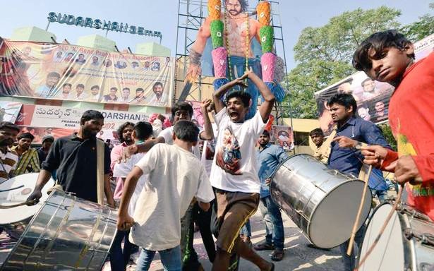 PrabhasAddict__'s tweet photo. RTC  X-roads lo  #Prabhas  cinema la ki  jarige  Hungama  &amp;

Aah  Cut-out  ki  pade  Dhandalu 
 /.\  /.\   🙏
 
NAWAB   #Prabhas   /.\  😎 https://t.co/naWNsF2wcb