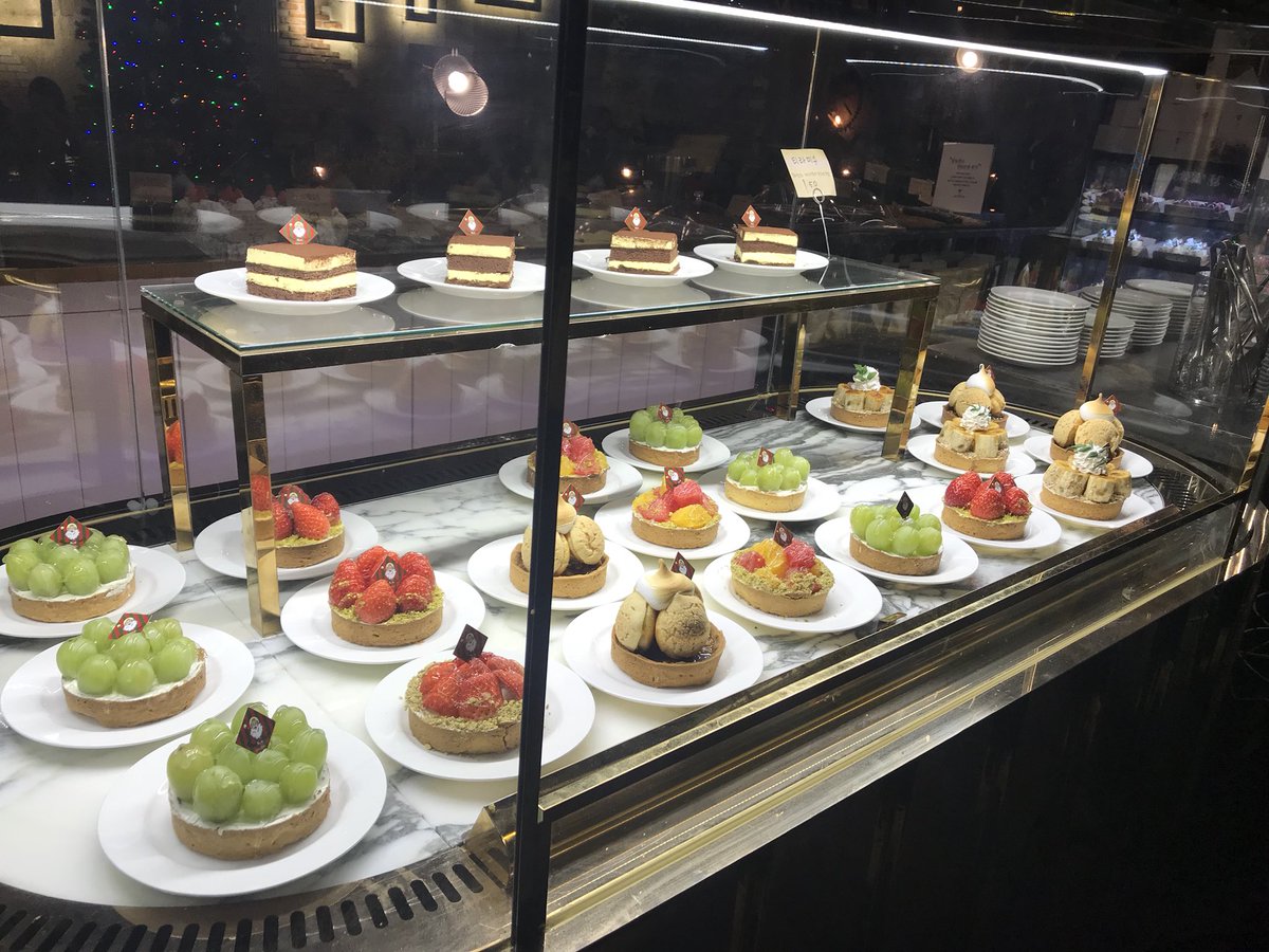 BusanVoyage's tweet photo. Vintage38(빈티지38) คาเฟ่บรรยากาศดีย่านซอมยอน เปิด 24 ชม. มีของหวานน่าทานให้เลือกเยอะมากๆ 
*หนึ่งคนต้องสั่งเครื่อมดื่มอย่างน้อย 1 อย่าง
📍สถานีชอนโพ(전포) ทางออก 7
https://t.co/QamMZ1tGZ5
#BusanVoyage #รีวิวเกาหลี #รีวิวปูซาน https://t.co/7xD42OgvRq