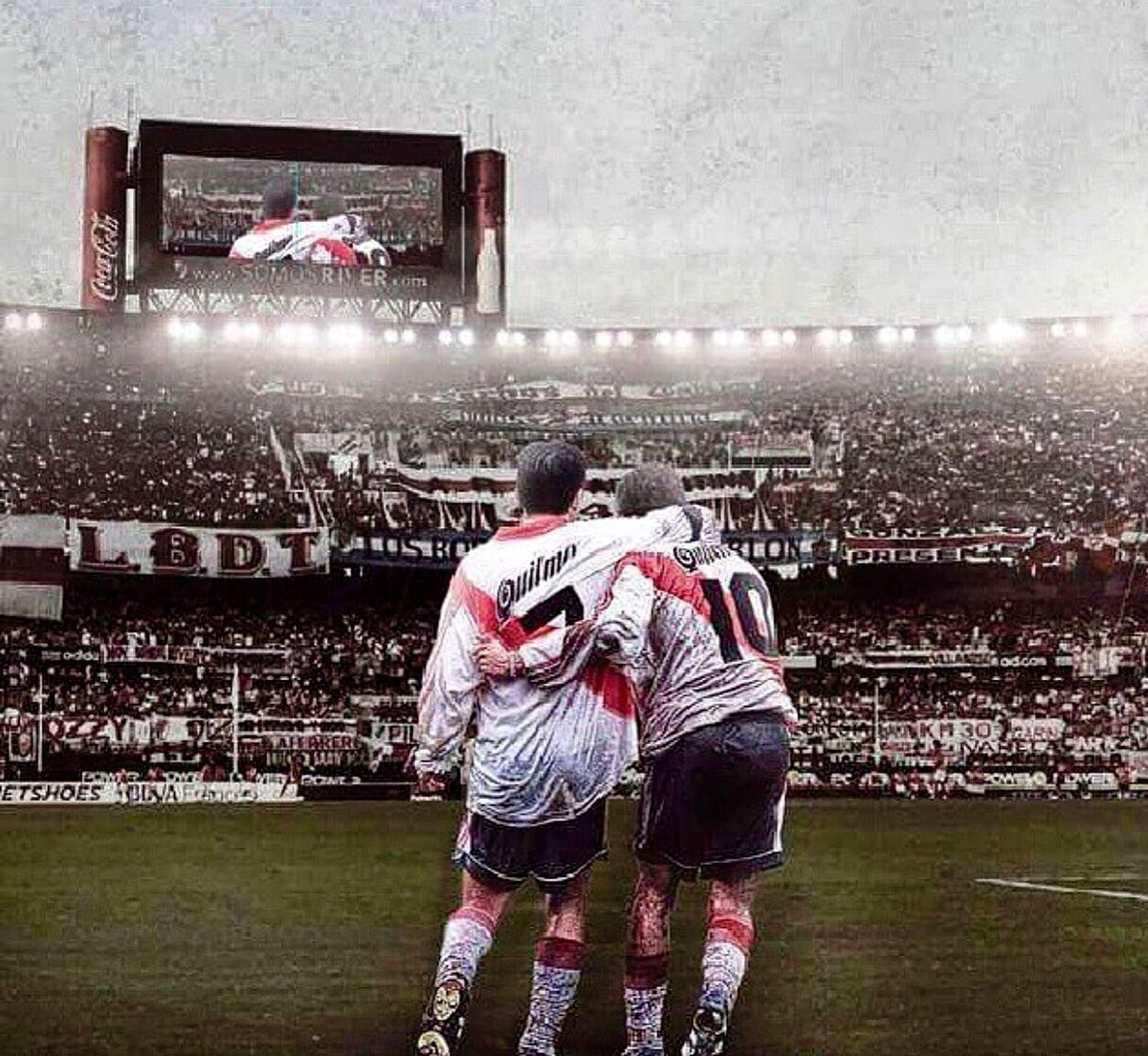 JavierSaviolaOK's tweet photo. El futbol me dio mucho, pero nada se compara a esa sensacion gratificante de levantar la cabeza y verte a mi lado. https://t.co/Fakf01uhgu
