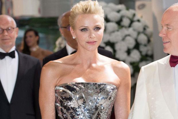 LeVifWeekend's tweet photo. La princesse Charlène de Monaco fête ses 40 ans: retour en images sur son parcours mode https://t.co/6KFdOiiBCF #Charlene #Moaco #Wittstock #natation #Grimaldi https://t.co/a5EGRcN2Ah