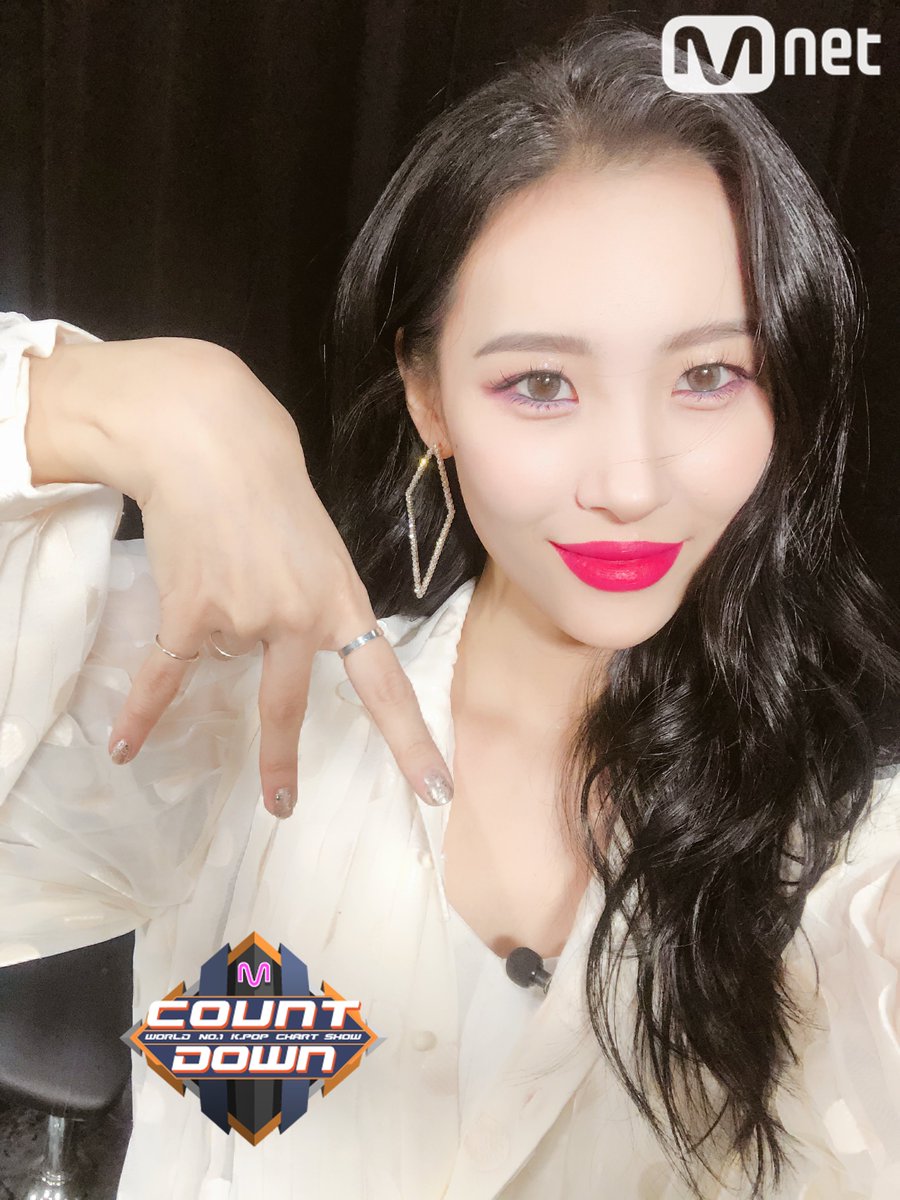 OfficialMwave's tweet photo. [#MCOUNTDOWN] @official_sunmi_'s sweet 'M' sign 💞

Live stream begins at 6PM KST!
▶️ https://t.co/ruihj0VaZT https://t.co/tgcbyqQVwT