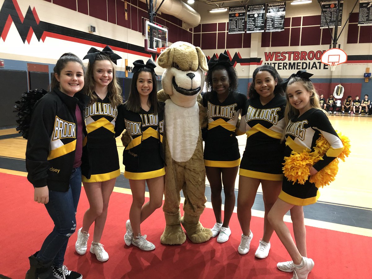 Weldon_AM's tweet photo. #BIScheer supporting our #bulldog basketball team. Such an amazing group of girls💛🖤 https://t.co/3VJ50HCuM8