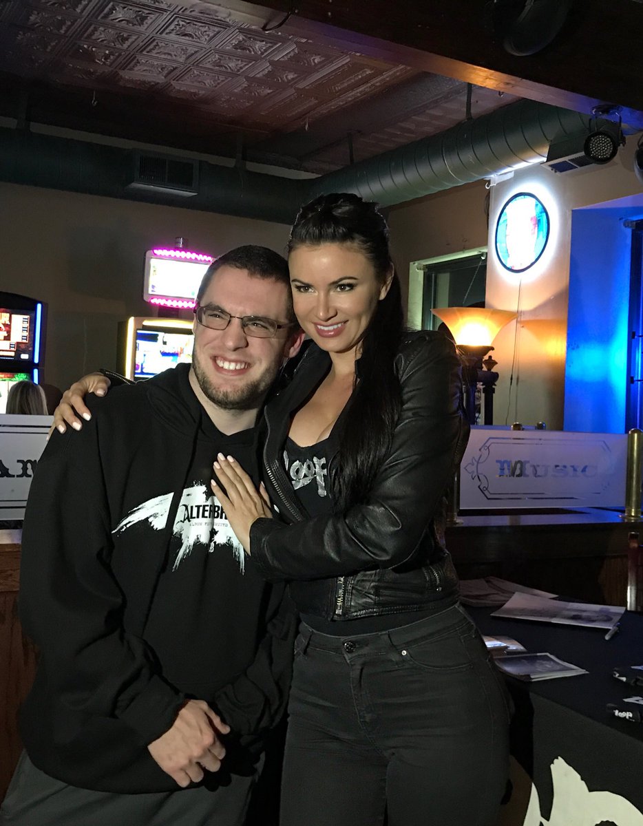 97.9 THE LOOP tweet media