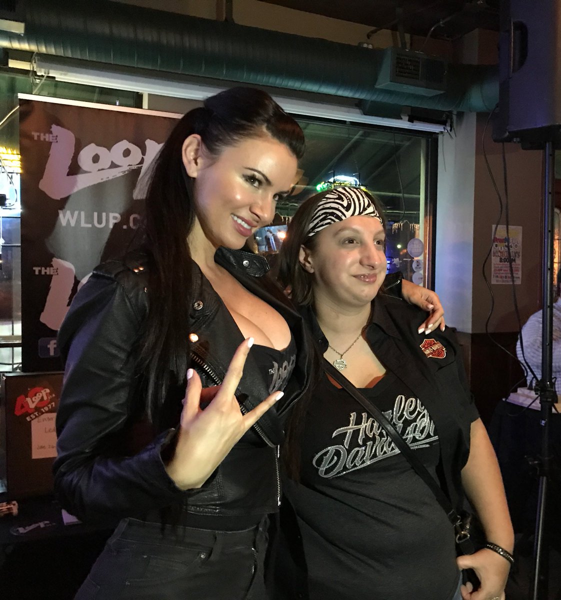 97.9 THE LOOP tweet media