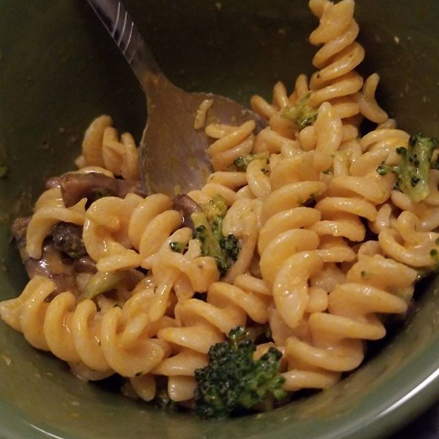 Hozer505's tweet photo. @nora_5o5_303 whipped us up some #vegan Mac n cheeze with @daiyafoods deluxe cheeze sauce... I really truly can't tell the difference, good stuff Daiya #FatKidCode #FoodPorn #Healthy https://t.co/Mffxr5jSII https://t.co/ZkOyXpQFWP