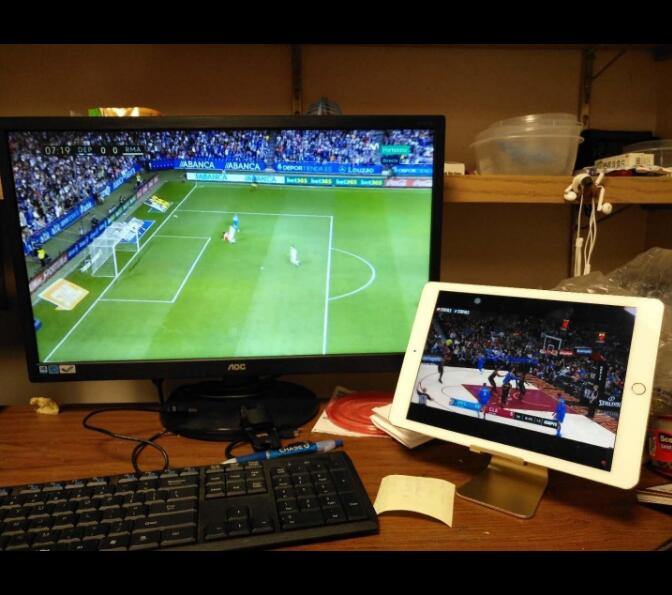 ToBeoneer's tweet image. #ToBeoneer #Amazon #iPhoneStand Our customer's product review picture. So cool for watching 2 games' living  bit.ly/Z4-G