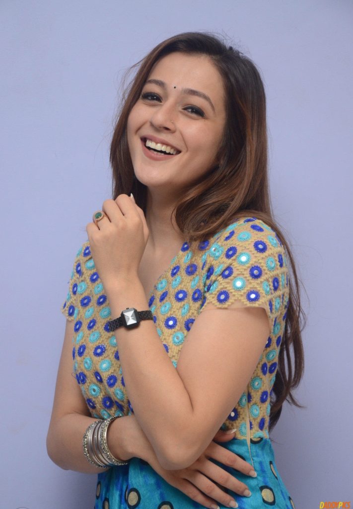 YouMeAurHum3's tweet photo. Priyal Jee Smiling Karti Hui Kitni Beautiful Lagti Hain
@PriyalGor10 #KarishmaTanna #TanShek #NetShi #TanShi #Kasam #SAvIND #Aishwaryarai #Alekya #Actress #Tollywood #TollywoodActress #Bollywood https://t.co/ptiYPdey12