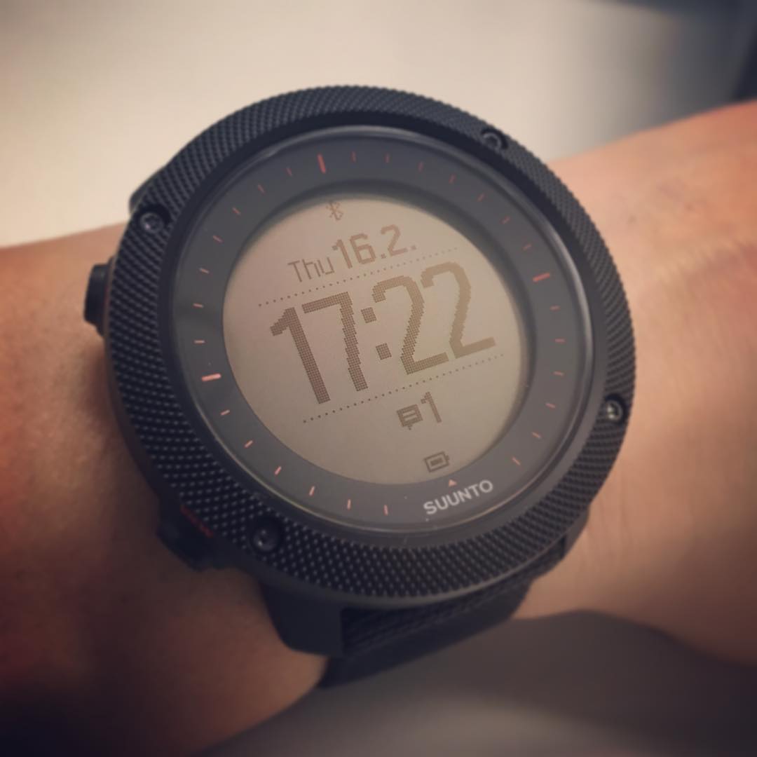 suunto traverse black