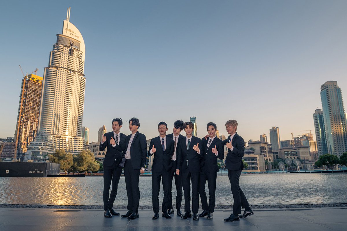 Vliveofficial's tweet photo. #POWER 가 두바이 분수쇼와 함께 울려퍼지던 그 날, 엑부심은 하늘을 찔렀다고 합니다 ㅠㅠㅠㅠ 100점 만점에 오조오억점인 #엑소 #EXO 분수쇼부터 사막에서 서로 사진찍어주는 뽀짝뽀짝함까지 ㅜㅁㅜ 두바이에서의 모든 것! ▶ https://t.co/haHyh8lV10 https://t.co/bNQdztGHF9