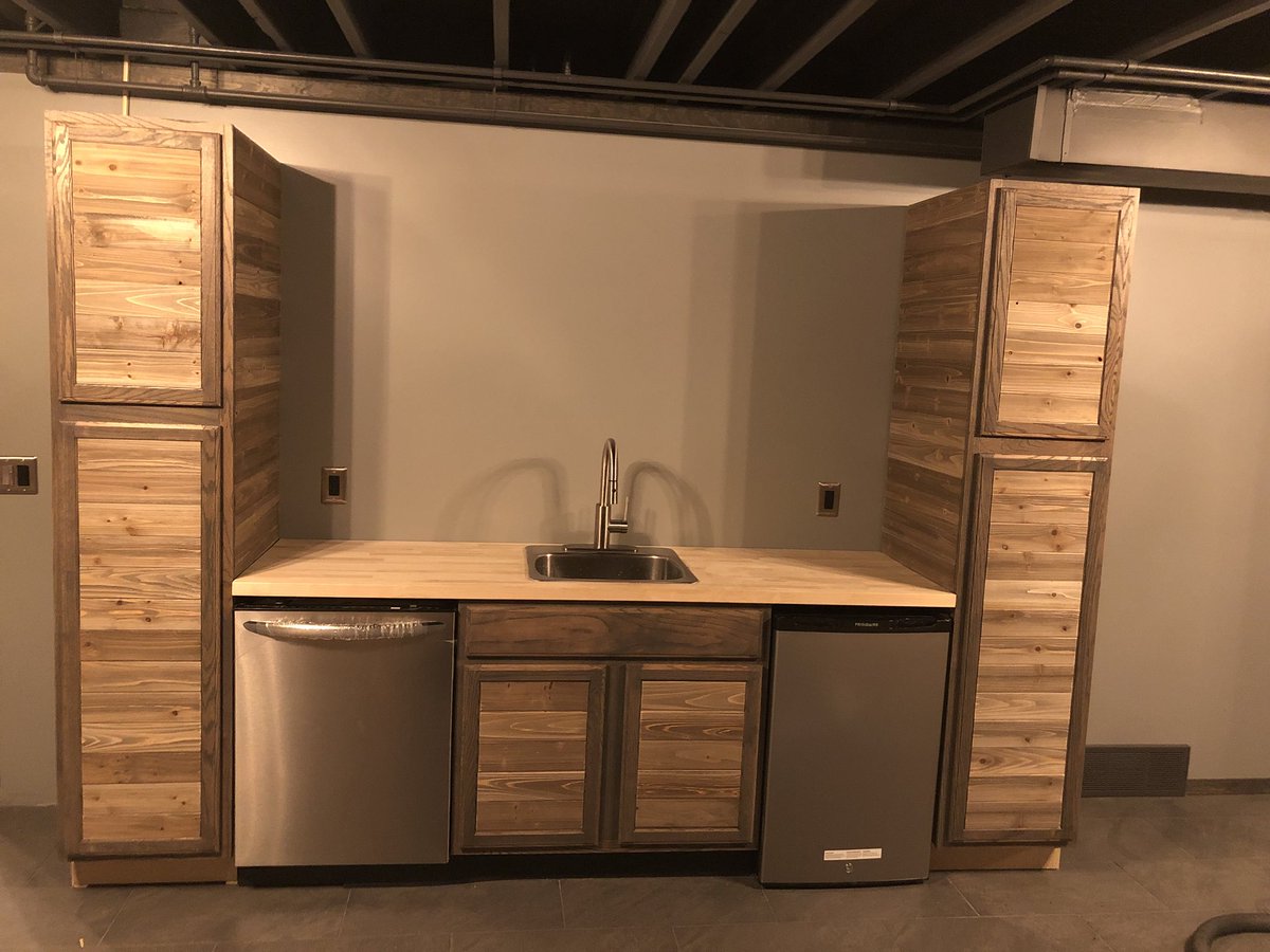 jenfen023's tweet photo. Sink in ✔️ faucet in ✔️ still a lot more to go but so happy with the basement bar!! @adamfenech #diybasement #diybasementbar #customecabinets #wedidthemourselves #lovelovelove #somuchmoretodo #butwearegettingthere https://t.co/RJU8BgbEdR