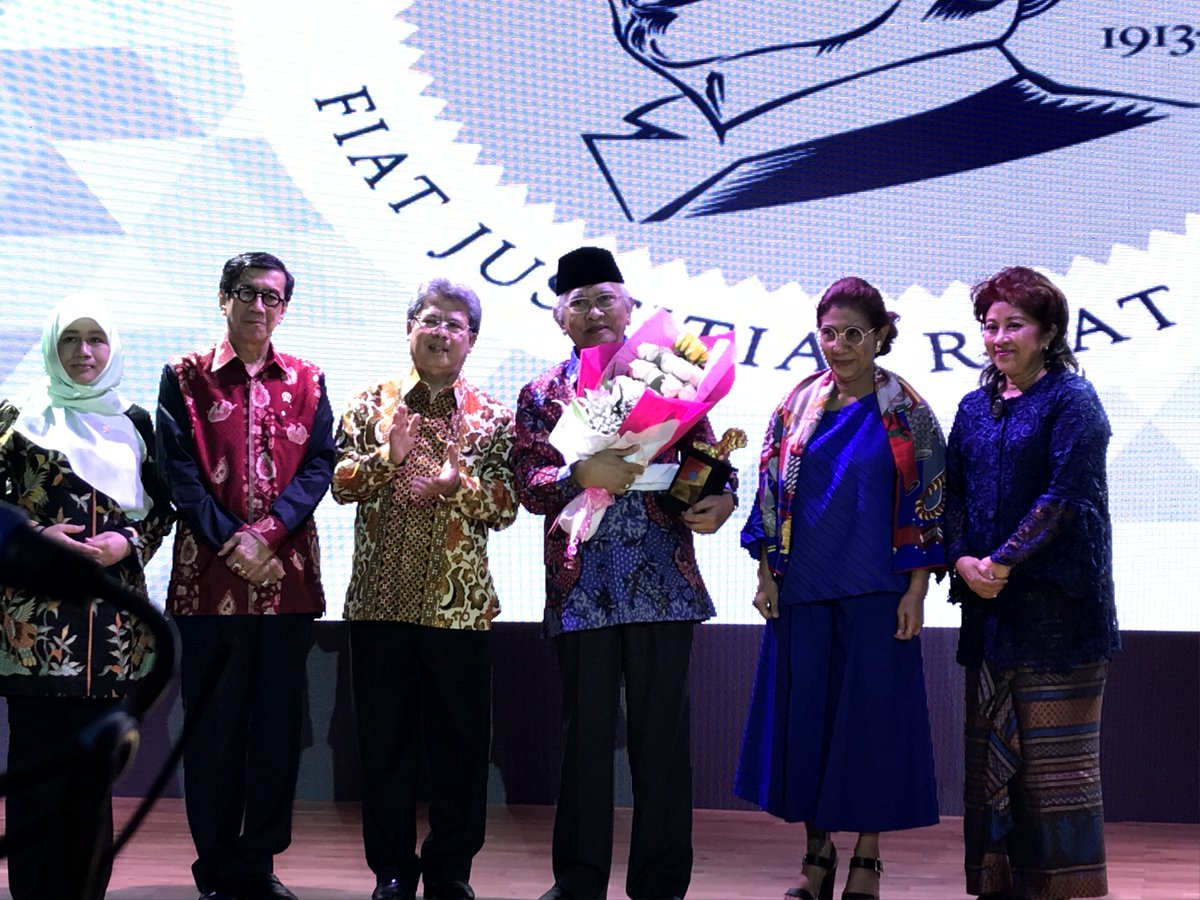 masova's tweet photo. foto semalam di #YapThiamHienAward https://t.co/BLTBQs4DjX