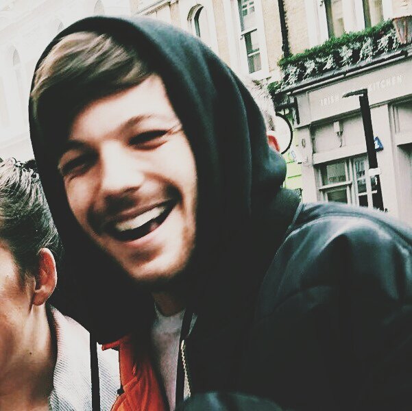 b_cie91's tweet photo. No me importa desvelarme con tal de ver su sonrisa 

#iHeartAwards #BestSoloBreakout #LouisTomlinson https://t.co/tBm9mM38MP