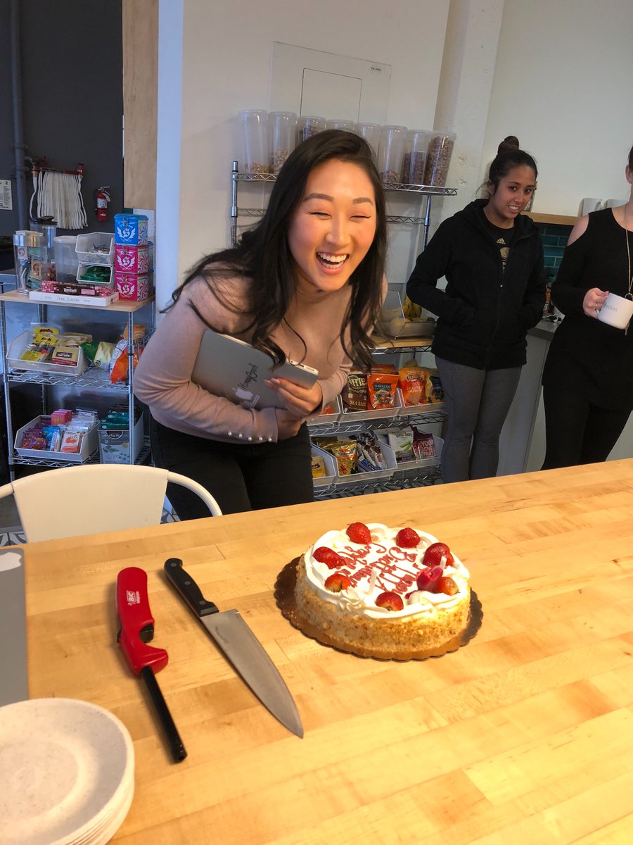 crystaljbaik's tweet photo. Showered in sugar and luuuuuuv at work today❤️ HBD TO ME 🎈🎈🎈 https://t.co/vPv5SCM2hn