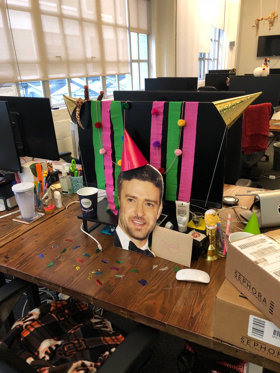 crystaljbaik's tweet photo. Showered in sugar and luuuuuuv at work today❤️ HBD TO ME 🎈🎈🎈 https://t.co/vPv5SCM2hn