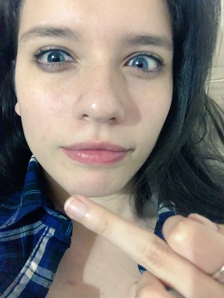 MicaSuarezPiola's tweet photo. "Hagan sus preguntas! Los leo!"
*video de mica jugando al pool* ahre
#MicaDiosaResponde https://t.co/4y7DqKSDb4