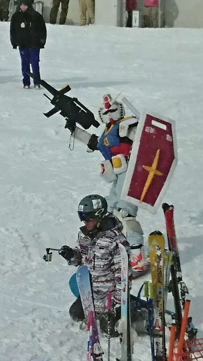 shirokibak's tweet photo. ガンダムとザクがスノボしてた！
しかもなかなかうまくてびっくりしたわｗｗｗ https://t.co/iN05qxzTBZ