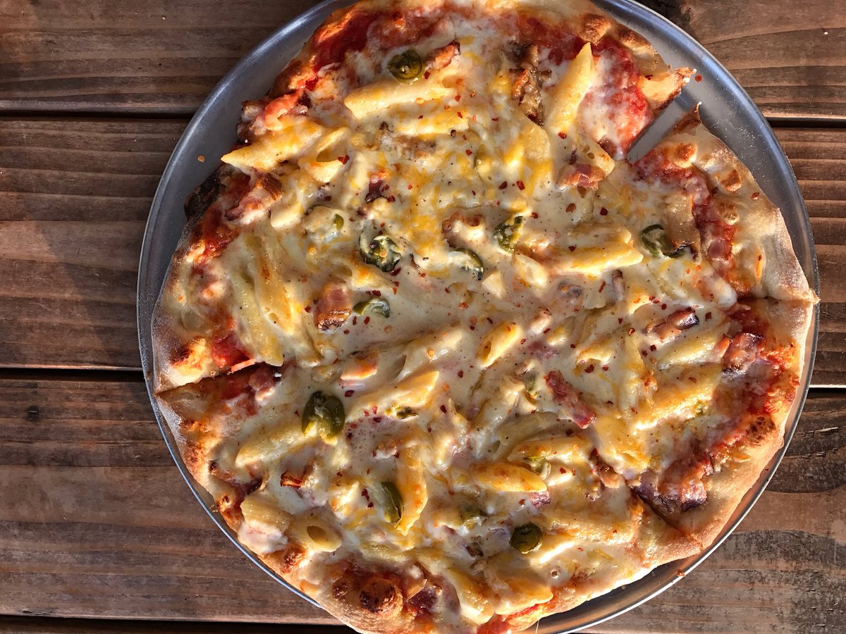 Yep that’s a #macncheese #pizza. Always open late. Delivering to #lax #LMU