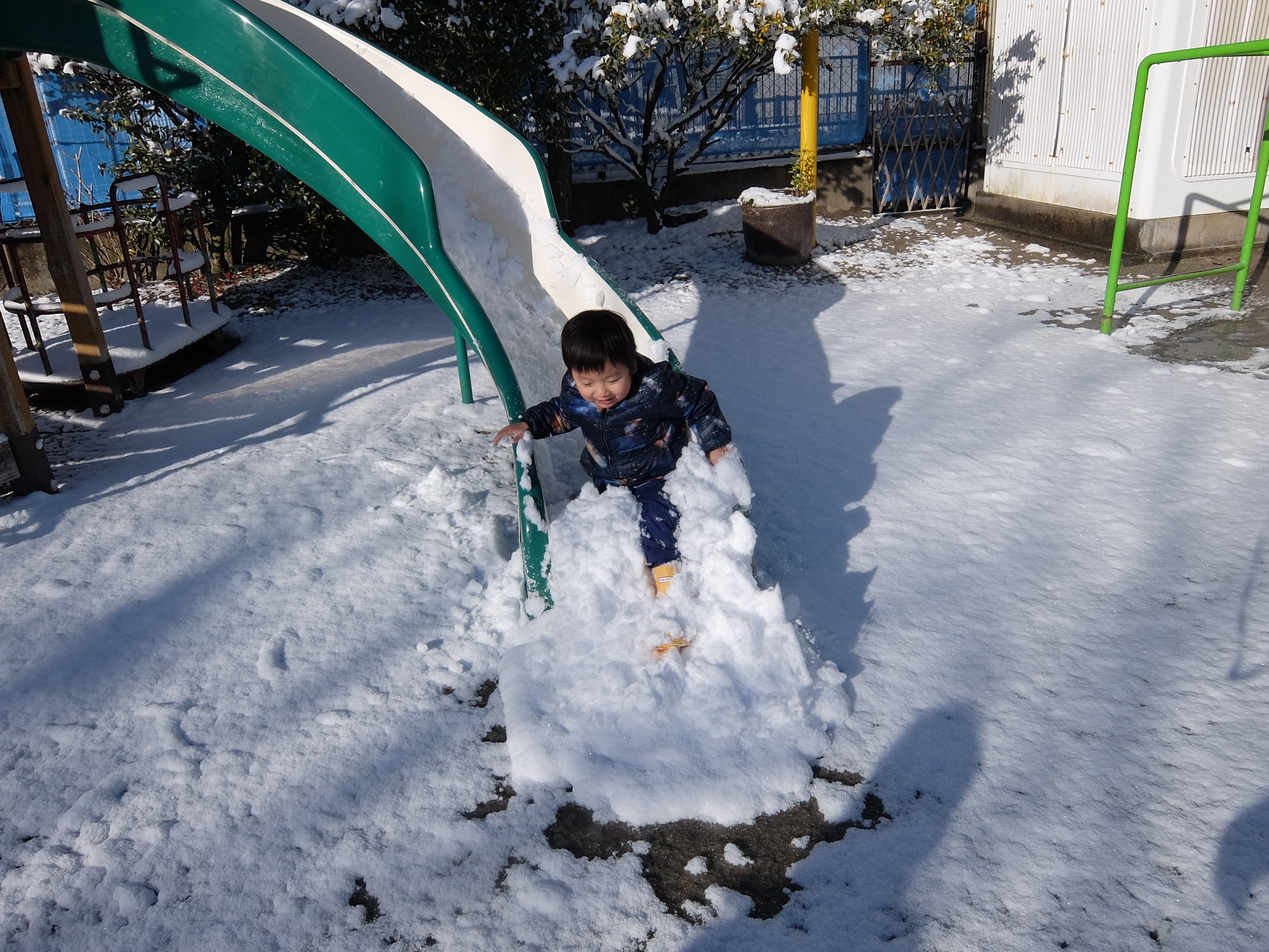 龍明寺幼稚園 待ちに待った雪 雪 遊び用の洋服に身を包み元気にレッツゴー 冷たいね フワフワ 食べていい 等々 雪の感触を楽しみながら園庭の雪が溶けるまで遊び大満足 年長組はお出掛けで一緒に遊ぶ事が出来ずとても 2残念