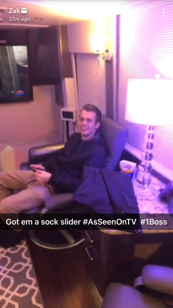 Hula_Tiger's tweet image. Lmao😂😂 omg @Zak_Bagans  you bought those #bestbossever and @DakotaLaden your reaction is the best and your so damn cute😍😍 go tell the world Dakota!😂😉
Dakota: is it the new Mac book pro?
Zak: no, close
@BillyTolley : ok? 
😂😂 #GhostAdventures #1Boss
