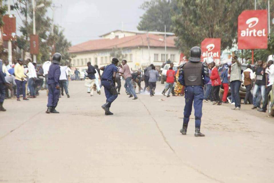 LubayaClaudel's tweet photo. Entre-temps, les multinationales des USA, France etc, font main basse sur les ressources naturelles de la RDC; ce qui explique l'ambiguïté des réactions des chancelleries après les violences du 21 janvier. Voilà l'hypocrisie et le cynisme de la fameuse communauté internationale https://t.co/4dwK4Ps6Yu