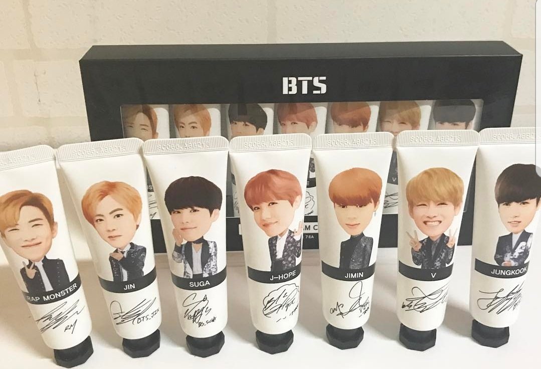 jovial_synergy's tweet photo. #พร้อมส่ง สาวก #BTS ควรมี ซื้อเซทเดียวคุ้มได้ทั้งวงไปครอบครอง ใช้ทามือเสร็จเอาไปเก็บสะสมได้อีก
Limited Edition handcream #BTS  แฮนด์ครีม คอล #BTS 
Set ละ @1,300.- (7 ชิ้น)  รวมส่ง EMS
#btshandcream #btsthailand #bts #ตลาดรถไฟบังทัน #ตลาดนัดบีทีเอส #แฮนด์ครีมบังทัน #บังทัน https://t.co/EsC7dVnQAt