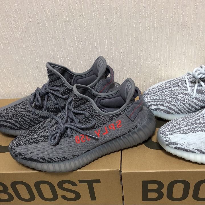 この写真だけで本物か偽物わかる人いますか？
教えてください

#Yeezy 
#YEEZYBOOST 
#スニーカー 
#フェイク