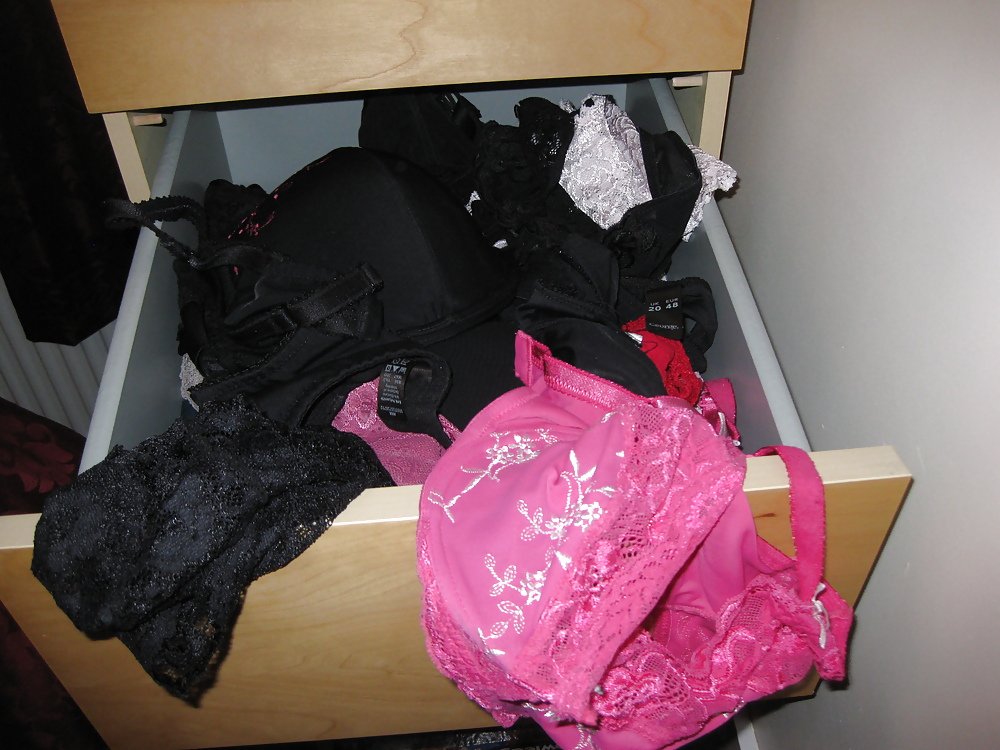 Takipcim ders calişmaya gittiğinde fırsatını bulup arkadasinin 45 yaşindaki ev hanimi annesinin çekmecesindeki cicilerine ulaşmiş .Dediğine göre tam bir afetmiş sert yorum istiyor