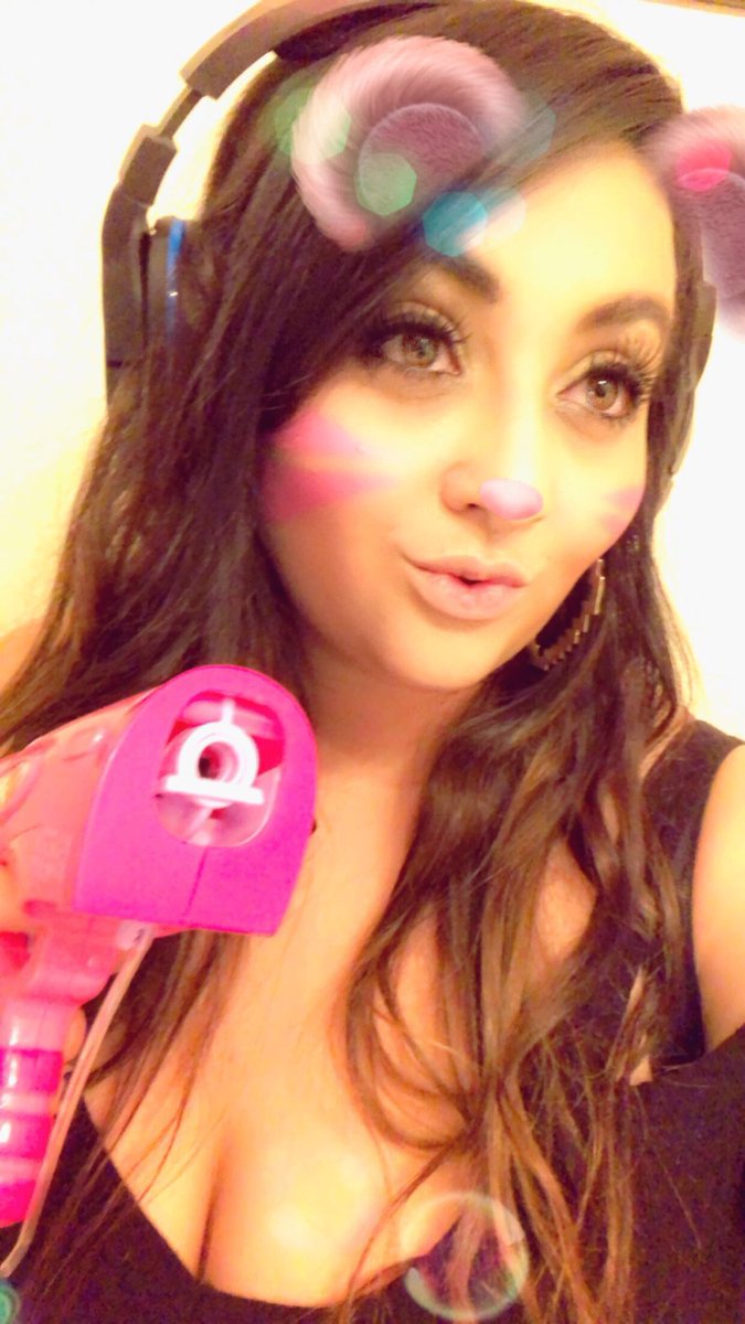 mamamalfoy's tweet image. Classic #Dva look per requests. Going live at 11:11 with some #compoverwatch! Twitch link in bio! #TwitchKittens #Cosplay #Overwatch #supportsmallstreams #gorlgamer