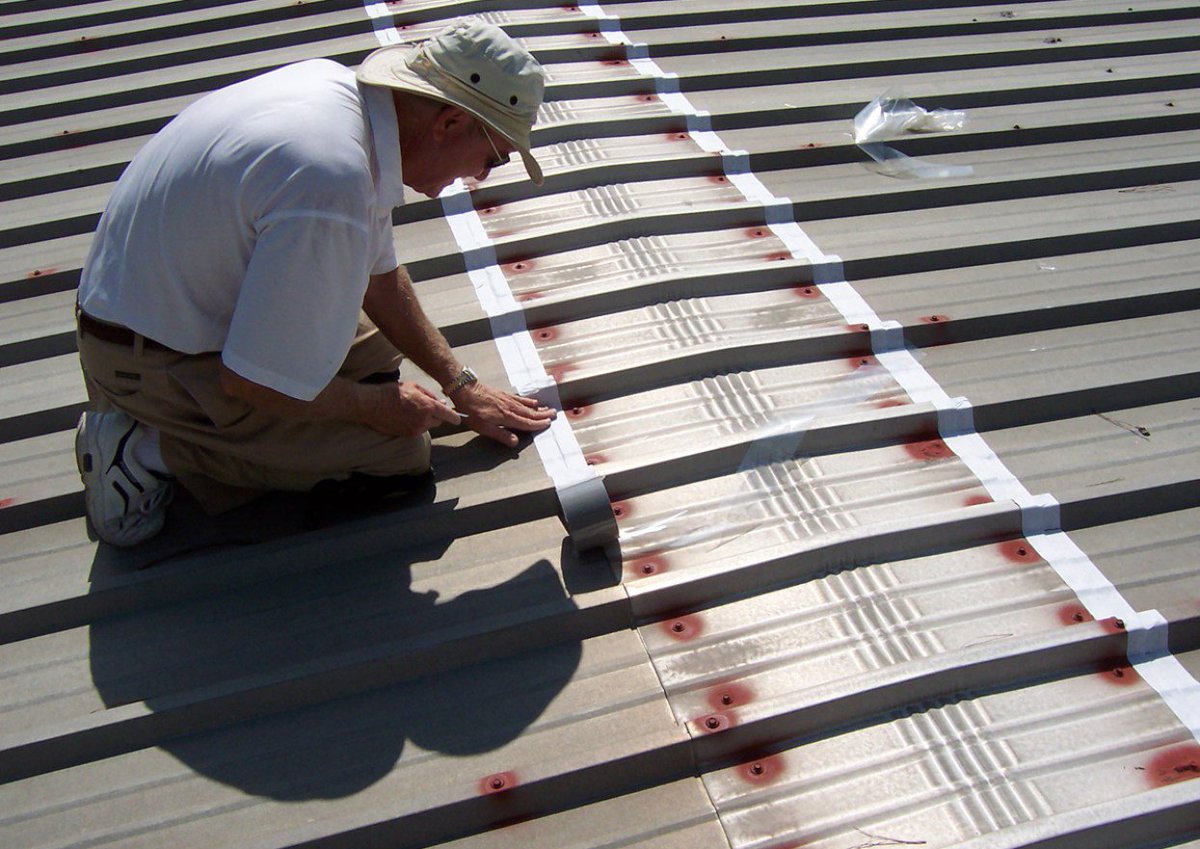 планка примыкания к кирпичной трубе. герметизация профлиста. гидроизоляция под профлист мп-20 на крыше. гидроизоляция под профнастил. гидроизоляция примыкания шифера.