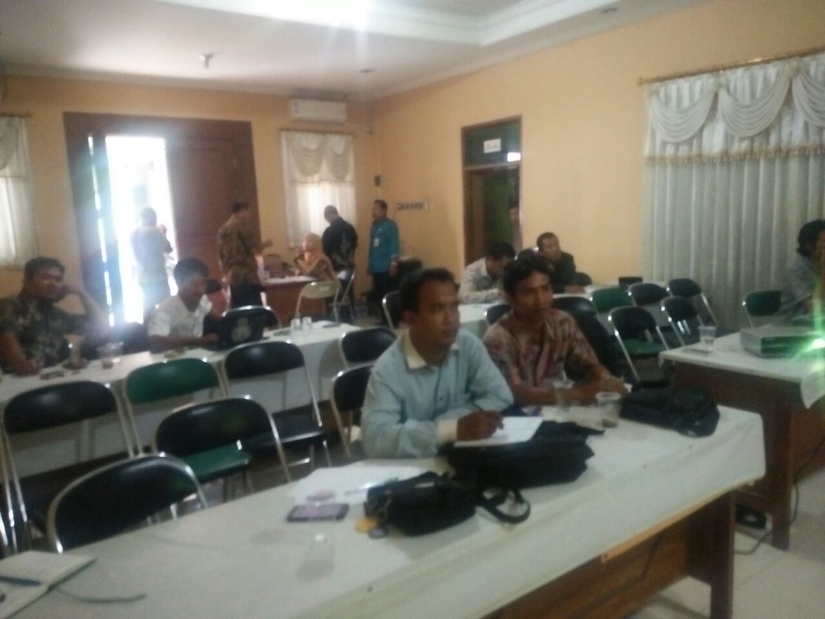 dahlan_17's tweet photo. Kordinasi PD-PLD dengan Kecamatan; menyamakan persepsi dg "Membedah Perbup No. 34 Th 2017"; reformulasi dlm fasilitasi&asistensi Desa #KecManyar #KabGresik #ProvJatim @jokowi @EkoSandjojo @tppindonesia @pendampingdesa_ @anwsanusi @DewantoAndry @zamroni_hasan https://t.co/CmBr5RMQdk