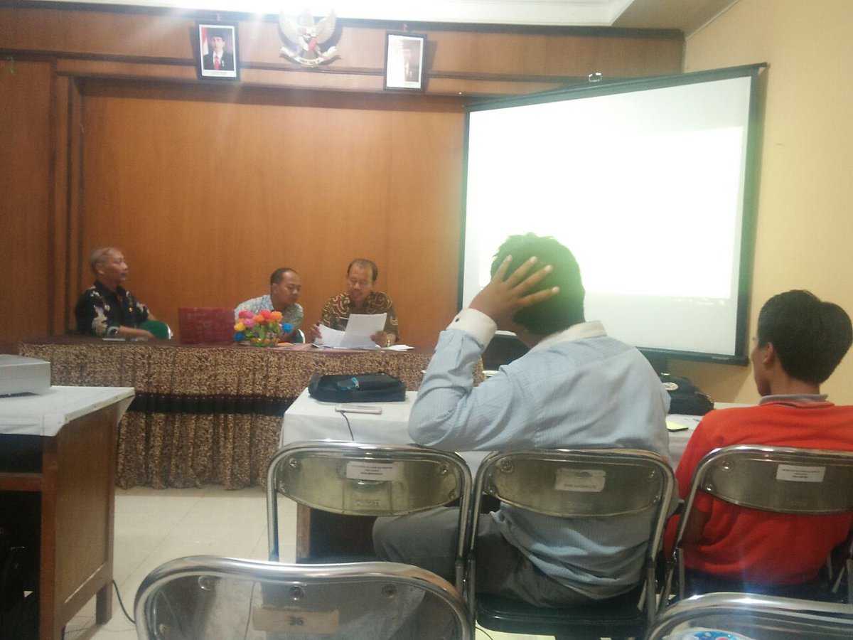 dahlan_17's tweet photo. Kordinasi PD-PLD dengan Kecamatan; menyamakan persepsi dg "Membedah Perbup No. 34 Th 2017"; reformulasi dlm fasilitasi&asistensi Desa #KecManyar #KabGresik #ProvJatim @jokowi @EkoSandjojo @tppindonesia @pendampingdesa_ @anwsanusi @DewantoAndry @zamroni_hasan https://t.co/CmBr5RMQdk