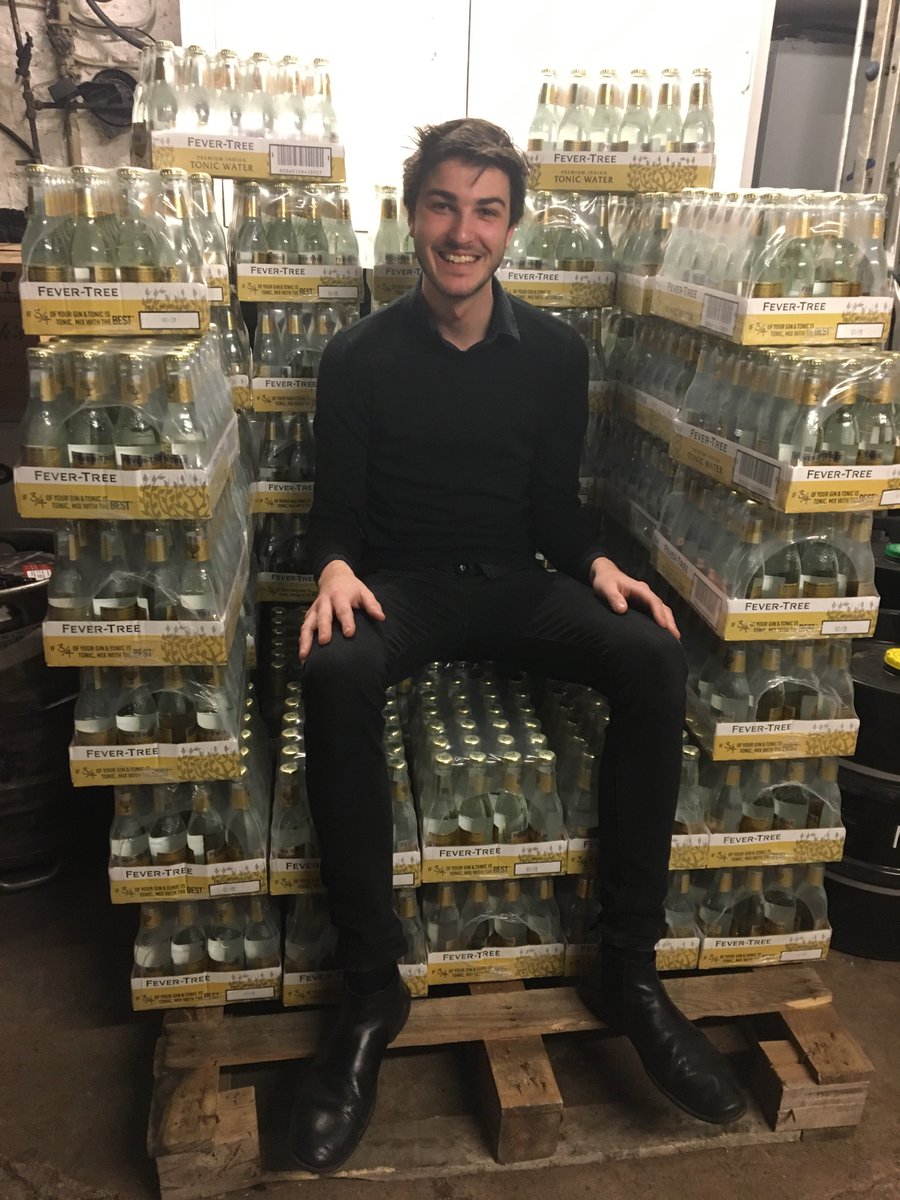 argyllarmspub's tweet photo. When you need a lot of gin in your life do it with style! #GinKing #askJaiforagin https://t.co/okfMdxSGdF