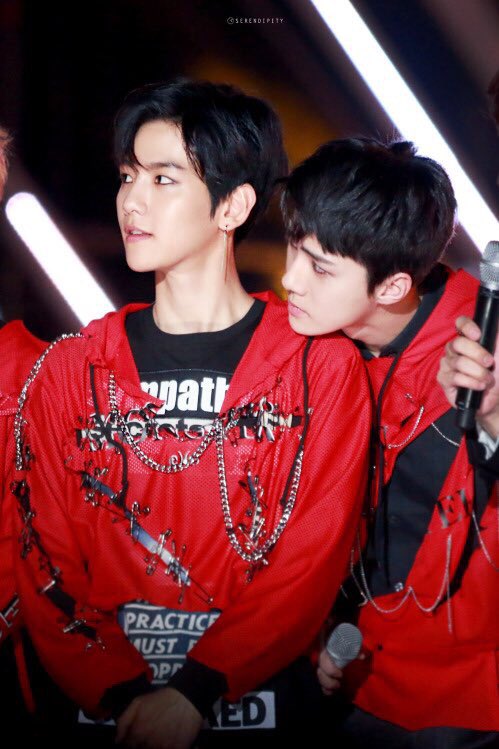 hotterthanhall's tweet photo. ร่างใหญ่ ร่างเล็ก 💕 #Hunbaek

#iHeartAwards #BestFanArmy #EXOL @weareoneEXO https://t.co/5eachQXuBQ