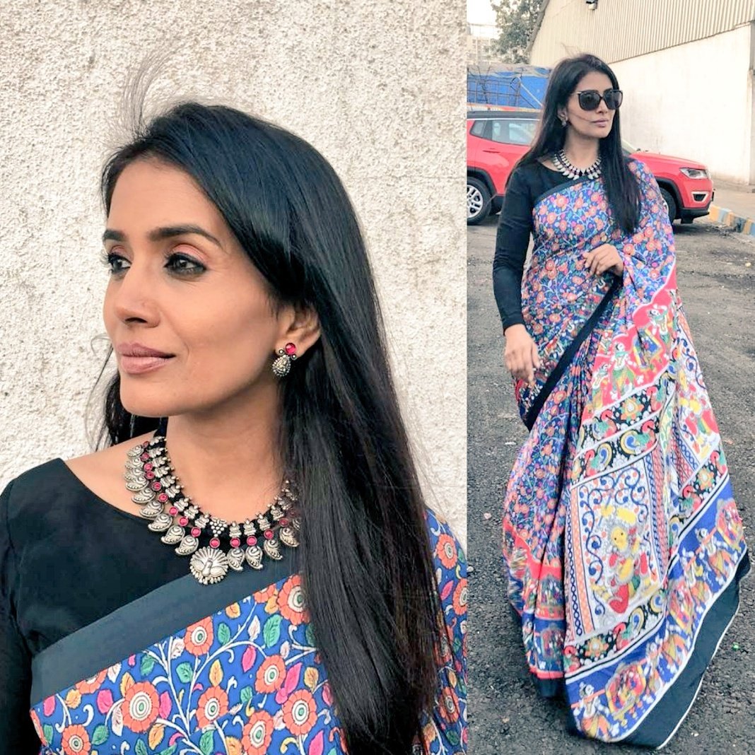 sonalikulkarni's tweet photo. What a beautiful light n flowing saree this is by @Admyrin 😍 just loved the way it draped 👌 jewellery by my fav fav @yellowfrog824 😘 and my own kala chashama 😛😎 superb look @prache1 👍😘 #saree #prints #Indian https://t.co/yGkRF5EfRz
