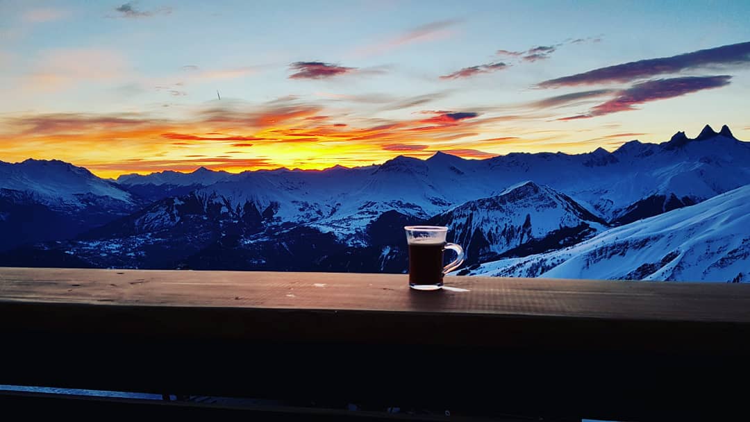LambertNiko1's tweet photo. Un p tit Café avec le levé du soleil ...! 
quoi de mieux pour commencer la journée 😁
And ...I Love My Life !!! 😂
#Restaurantdaltitudelescarlines 
#toustoussuire 
#montagne#ski#hiver https://t.co/0IeIW3qgs1