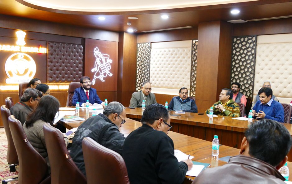 AkashvaniAIR's tweet photo. DG @AkashvaniAIR Shri @fsheheryar met mediapersons on AIR's tableau and song #EkBharatShresthBharat in the #FieldenHall of #AkashvaniBhawan today on the eve of #RepublicDay. Thus, the iconic song got launched. https://t.co/JwKn6G9pcR