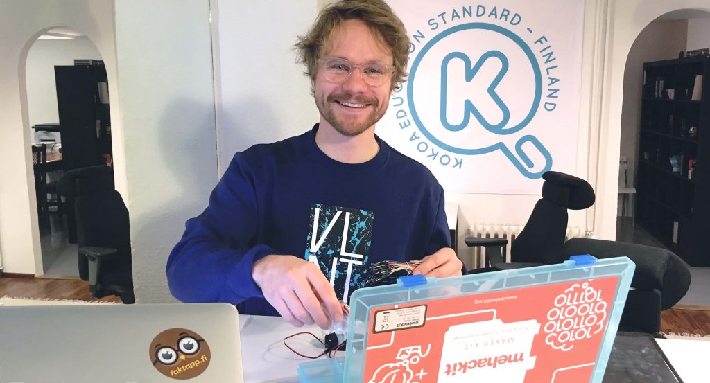 mehackit's tweet photo. Wonderful to spot @KokoaStandard @OlliVallo examining our EdTech solution #MehackitMakerkit with a big smile! https://t.co/aftNS7KdEb @SetappCompany #nordicmade #helyes #DoWhatYouCant #BreakingBarriers @SamsungSuomi https://t.co/whPowJsRdi