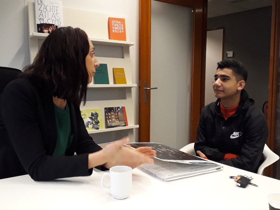 Ymere's tweet photo. Norayr wil weten hoe een typische dag van @kim_ronner eruit ziet: Veel overleg en afstemmen met collega's en relaties, samen oplossingen bedenken. #jinc https://t.co/PZJ0eblrMh