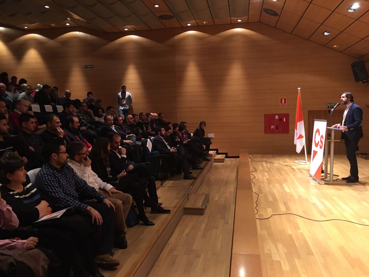 CSValdemoro's tweet photo. 🆕📰 @MGutierrezCs “No nos conformamos con la equiparación salarial de los cuerpos policiales, aspiramos a una ley que regule las retribuciones” #EquiparaciónYA #ModeloPolicialSigloXXI
👉https://t.co/fLenxvo0TG https://t.co/apVbmrSl7R