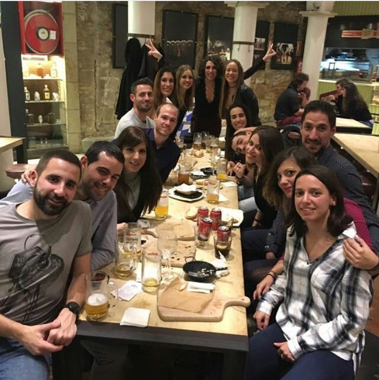 Gran noche #instarunnersbarcelona !!! Risas aseguradas 💯 x 💯 en <a href="/mercatprincesa/">Mercat Princesa</a> 
📷 Georgina 👌🏼

#instamoment
#instapic #picturelftheday #instarunnersbarcelona #partytime #party #sutton #barcelona #weekend #behappy #viveelahora #viernes #enmodolacasito