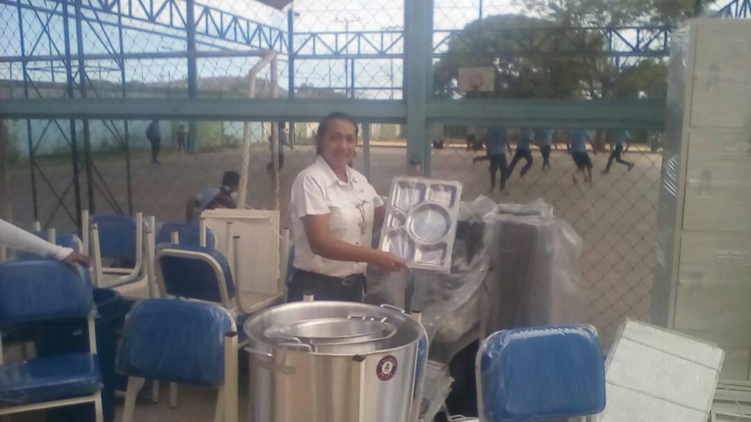 konecta2conNico's tweet photo. 📸 De manera simultánea se realizó en el mcpio. Atures del edo. Amazonas, la dotación de mobiliarios administrativos y equipos para el área de cocina, a los planteles educativos: EB Simón Rodríguez y a la  UE Félix Solano @NicolasMaduro @JauaMiranda https://t.co/X11kvlUgX2